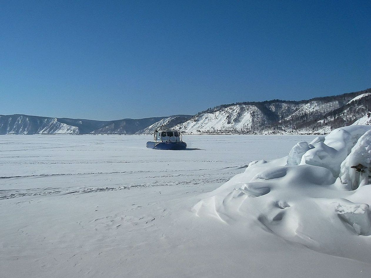 Pescadores em um lago de montanha com névoa matinal